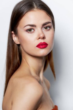 Kızıl dudaklı, uzun saçlı, portreyi yakın, açık tenli. 