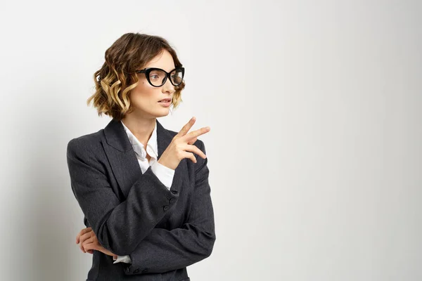 Donna d'affari fiduciosa in abito gesticolando con le mani di lavoro sfondo leggero — Foto Stock