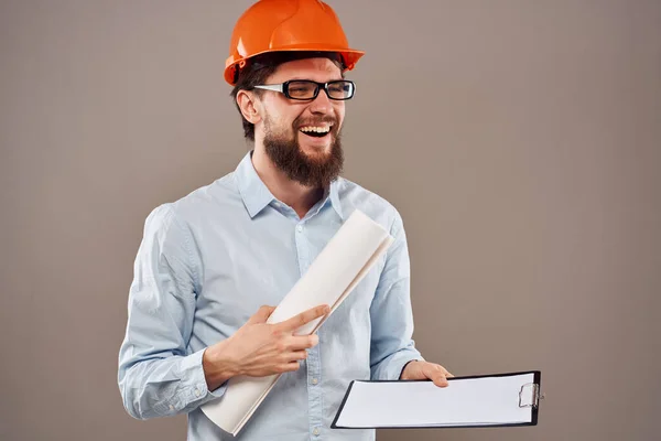 Engenheiro em um capacete laranja camisa segurança serviço profissional bege fundo — Fotografia de Stock