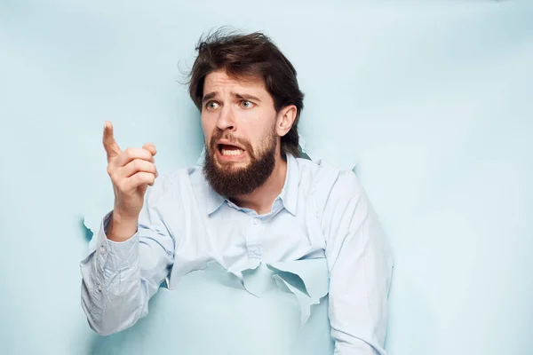 Емоційний чоловік у сорочці робота невдоволення стиль життя — стокове фото