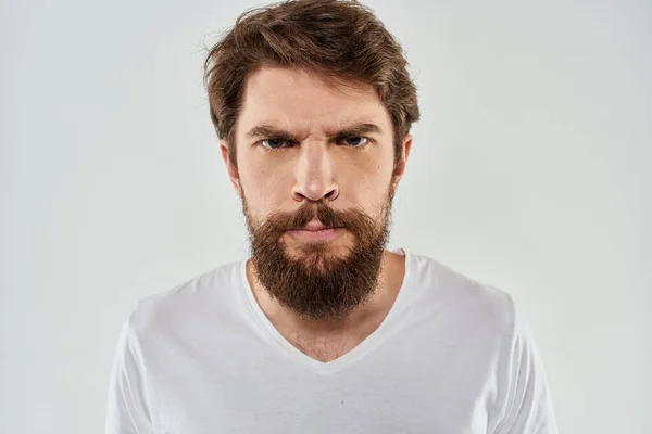 Emotionell man med skägg gester med händerna närbild studio aggression — Stockfoto