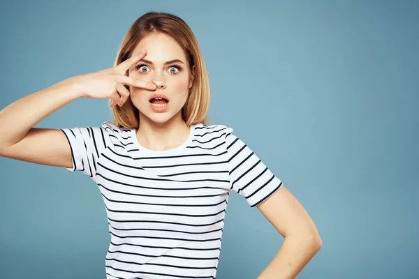 Hübsche Frau gestreiftes T-Shirt Spaß Emotionen Lifestyle blauer Hintergrund — Stockfoto