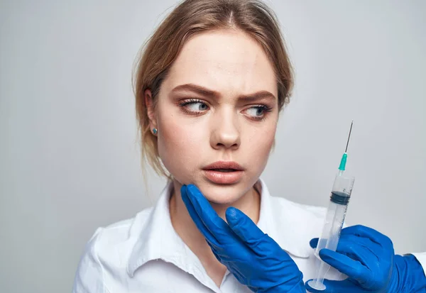 Mujer jeringa anestesia botox inyección médico guantes azules — Foto de Stock