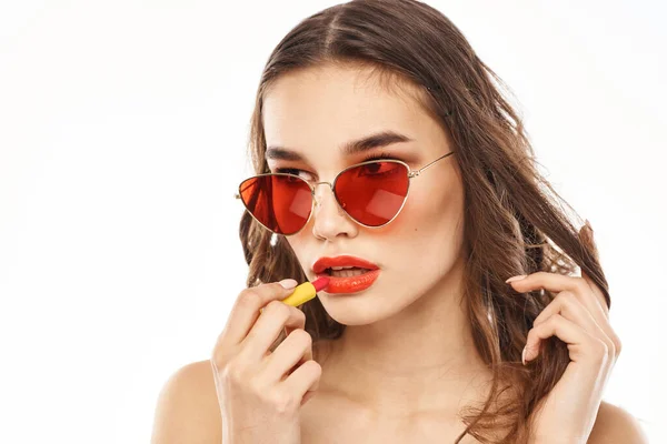 Fashionabel brunett i solglasögon med makeup läppstift modell — Stockfoto