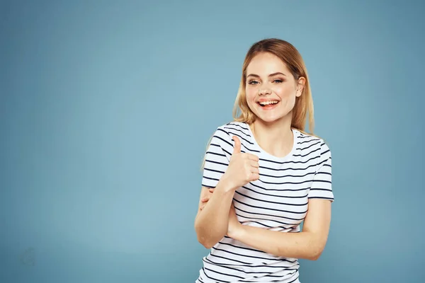 美しい女性ストライプTシャツ楽しい感情ライフスタイル青の背景 — ストック写真