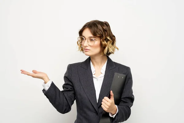 Donna in giacca e cravatta finanzia documenti di lavoro occhiali acconciatura — Foto Stock