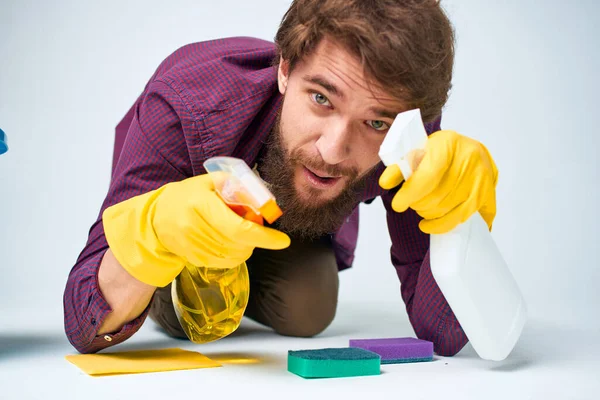 Erkek deterjan zemin temizleme profesyonel ev ödevi servisi — Stok fotoğraf