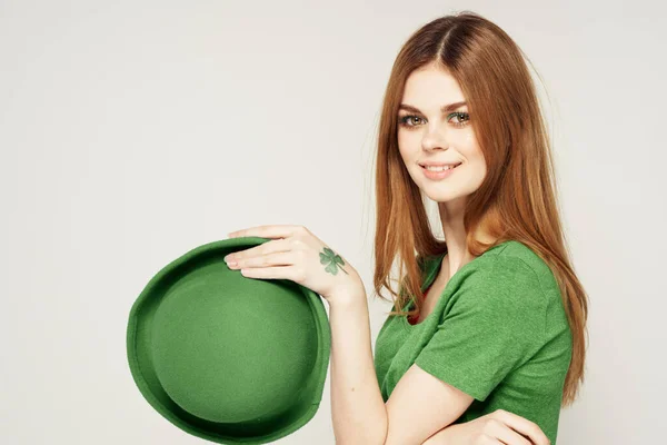 Feriado Saint Patricks Dia shamrock menina diversão Roupa verde luz fundo — Fotografia de Stock