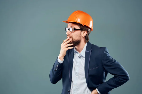 Engenheiro em pintura laranja indústria de trabalho construção profissional fundo azul — Fotografia de Stock