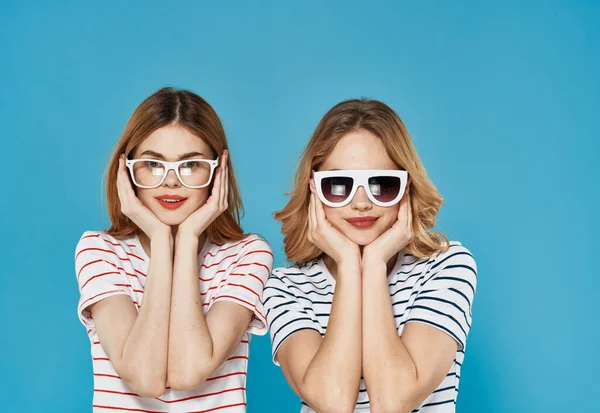 안경을 쓴 티셔츠를 입고 유리 패션 라이프 스타일의 대화를 나누는 2 명의 웃긴 자매 — 스톡 사진