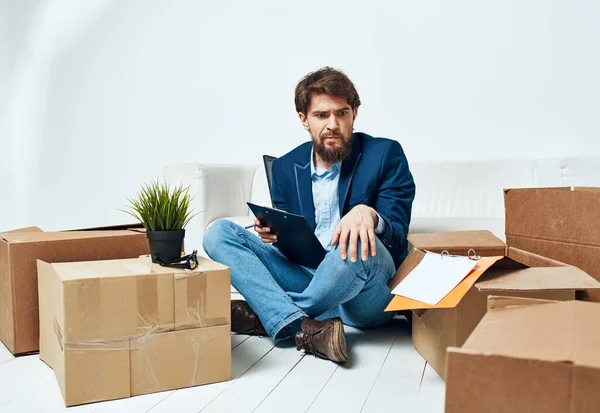 Κουτί άνθρωπος των επιχειρήσεων με τα πράγματα που κινούνται προς νέα εργασία γραφείου — Φωτογραφία Αρχείου