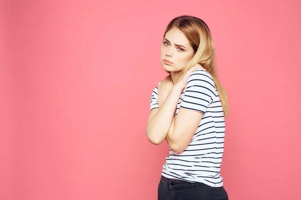 Mulher em listrado t-shirt emoções estúdio recortado vista estilo de vida rosa isolado fundo — Fotografia de Stock