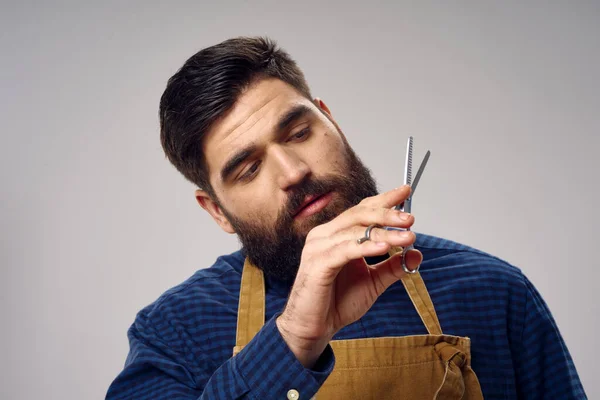 Las tijeras de peluquero en las manos del delantal Profesional a la moda — Foto de Stock