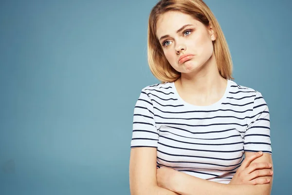 Sconvolto donna emozioni dispiacere gesti con le mani sfondo blu — Foto Stock