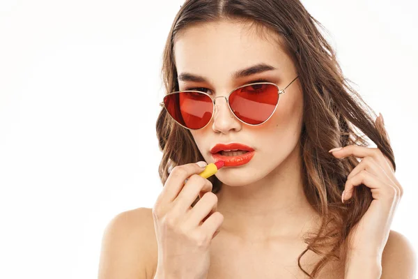 Morena na moda em óculos de sol com modelo de batom de maquiagem — Fotografia de Stock