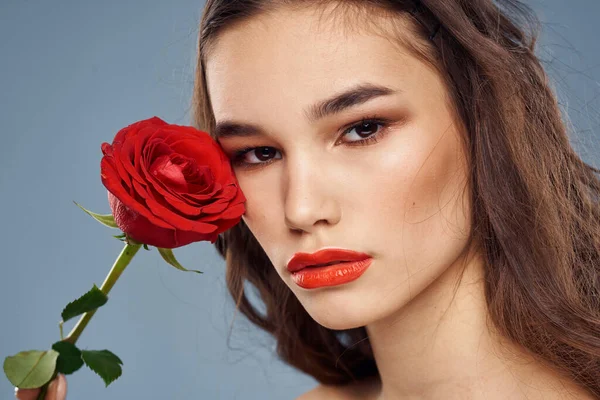 Femme avec une rose dans ses mains épaules nues soirée maquillage lèvres rouges — Photo