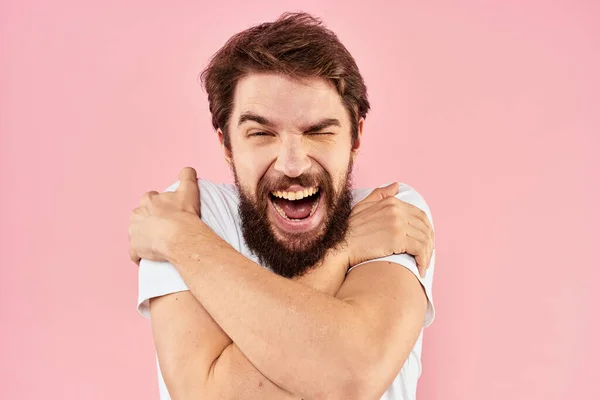 Hombre en blanco gestos camiseta con las manos emociones estilo de vida recortado ver fondo rosa — Foto de Stock