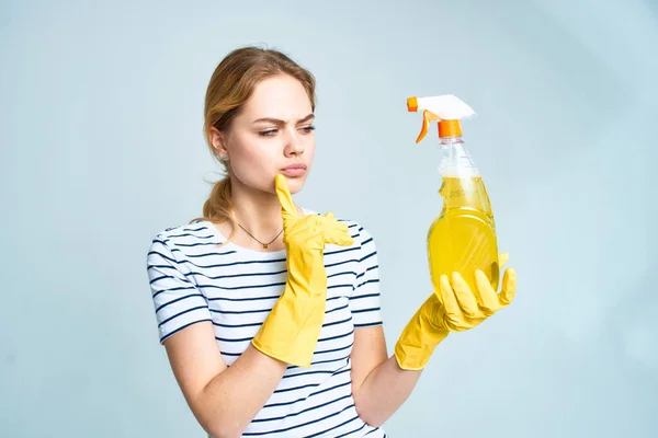 Deterjan temizleyici ev işi yaşam tarzı servis lambası geçmişi olan bir kadın. — Stok fotoğraf