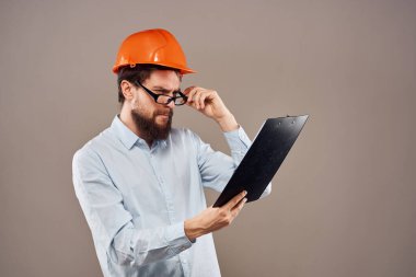 Turuncu mühendis miğfer inşaat kılavuzu