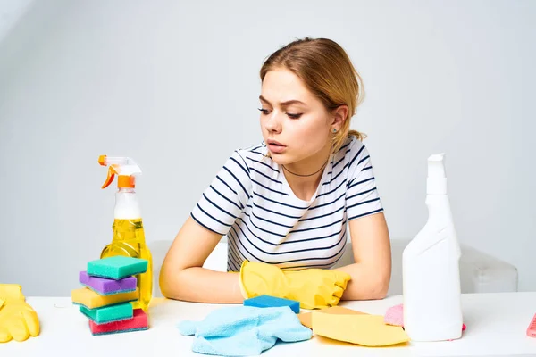 Mujer emocional detergente herramienta de limpieza tareas domésticas Estilo de vida — Foto de Stock