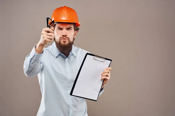 Веселый инженер оранжевый каска профессиональная строительная работа — стоковое фото