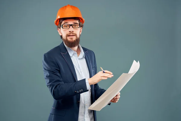Ingeniero masculino con planos en manos de un herrero naranja Profesional de la industria — Foto de Stock