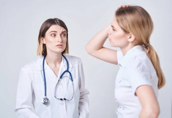 Пациент жалуется врачу по желанию и голубой стетоскоп — стоковое фото