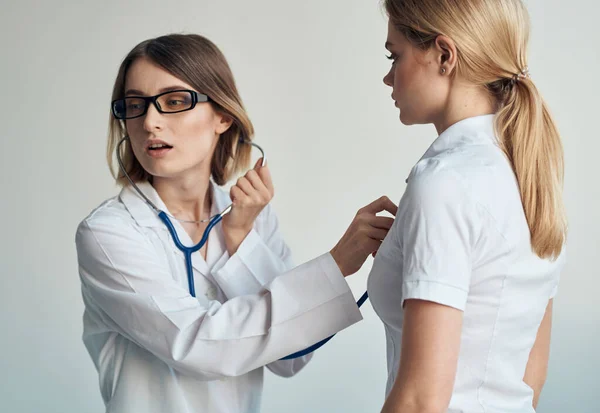 Проблемы со здоровьем женщины пациента и профессиональные очки врача модель стетоскопа — стоковое фото