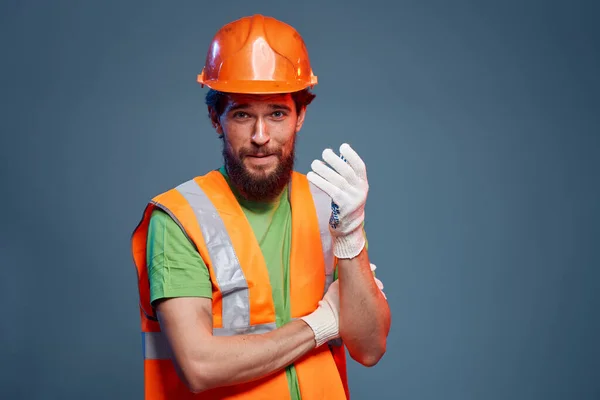 穿着工作服的人是一名建筑工程师.行业专业橙色硬礼帽 — 图库照片