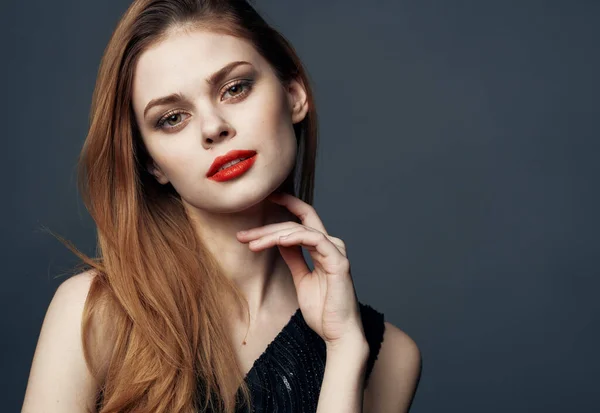 Portret pięknej kobiety z czerwonymi ustami makeup model szary tło — Zdjęcie stockowe