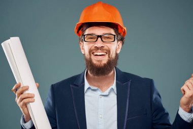 Elinde planları olan neşeli bir adam turuncu kasklı güvenlik mühendisi manzarayı kesti.