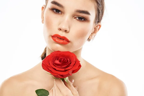 Bella donna con rosa rossa vicino al viso trucco spalle nude ritratto — Foto Stock