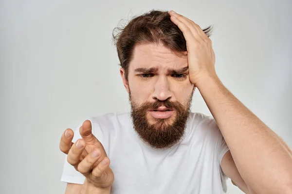 Emotionele bebaarde man close-up gezichtsuitdrukking studio levensstijl — Stockfoto