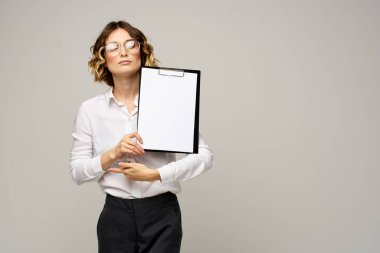 Gri arkaplan üzerine dosya klasörüne sahip iş kadını iş görüşünü kırptı