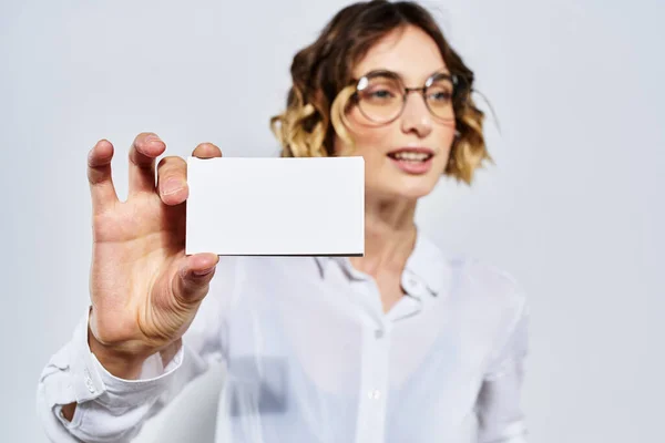 Donna d'affari con carta in mano luce sfondo carta di credito mockup — Foto Stock