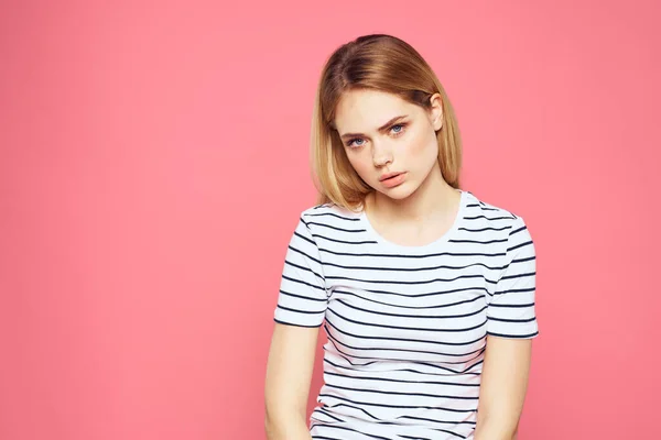 Vrouw in gestreepte t-shirt emoties studio bijgesneden uitzicht levensstijl roze geïsoleerde achtergrond — Stockfoto