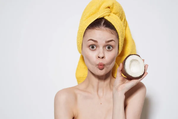 Wanita emosional dengan bahu telanjang dengan kelapa di tangannya Kosmetik alami kulit bersih — Stok Foto