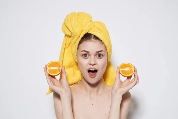 Vacker kvinna nakna axlar apelsiner naturliga kosmetika handduk på huvudet — Stockfoto