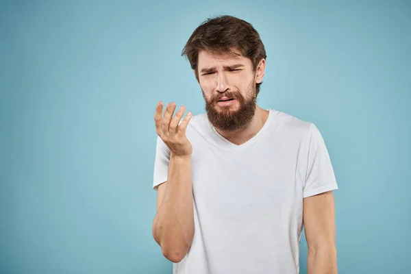 Man in wit t-shirt emoties gezicht expressie bijgesneden bekijk studio blauwe achtergrond levensstijl — Stockfoto