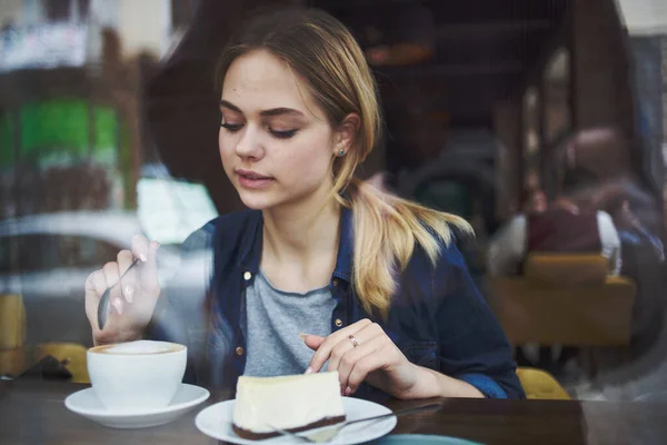 Csinos nő ül az asztalnál a kávézó reggeli snack életmód — Stock Fotó