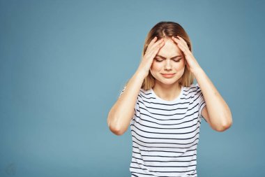 Duygusal kadın çizgili tişörtlü yaşam biçimi mavi arka plan