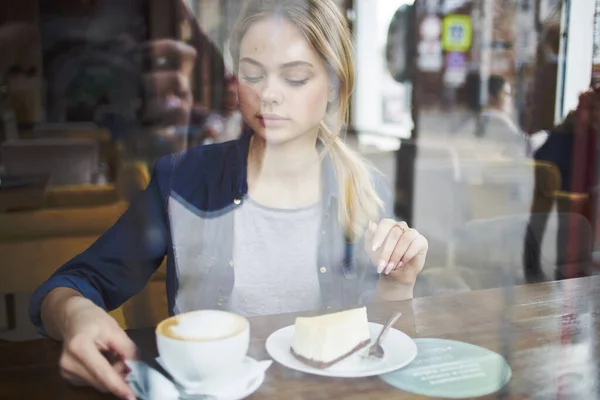Vidám nő csésze kávé torta életmód szabadidő — Stock Fotó