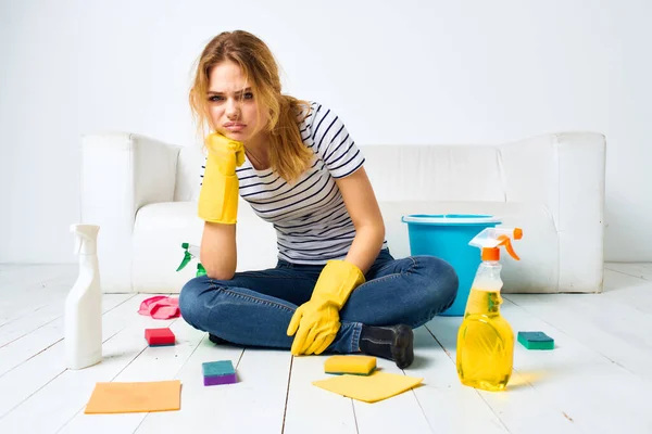 Yorgun kadın ev hanımı deterjan odasını temizliyor. — Stok fotoğraf
