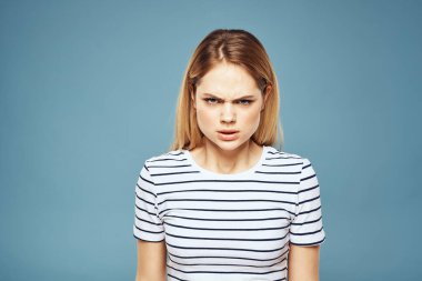 Üzgün kadın duyguları hoşnutsuzluk jestleri ve mavi arka plan