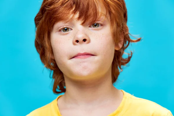 Bonito vermelho peludo menino rosto close up amarelo t-shirt recortado vista — Fotografia de Stock