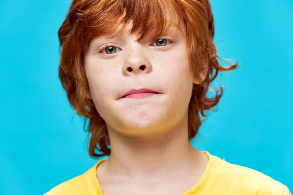 Schattig rood haar jongen gezicht close-up geel t-shirt bijgesneden uitzicht — Stockfoto