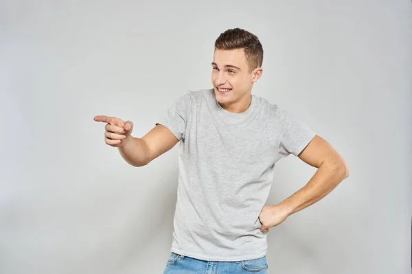 Stilig man i ljus t-shirt beskärd vy emotion studio isolerad bakgrund — Stockfoto