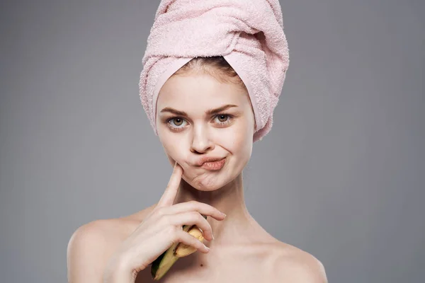 Emotionele vrouw handdoek op het hoofd douche schone huid avocado vitaminen natuurlijke cosmetica — Stockfoto