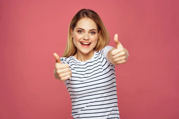 Mulher alegre listrado t-shirt estilo de vida emoções e gestos com as mãos rosa fundo — Fotografia de Stock
