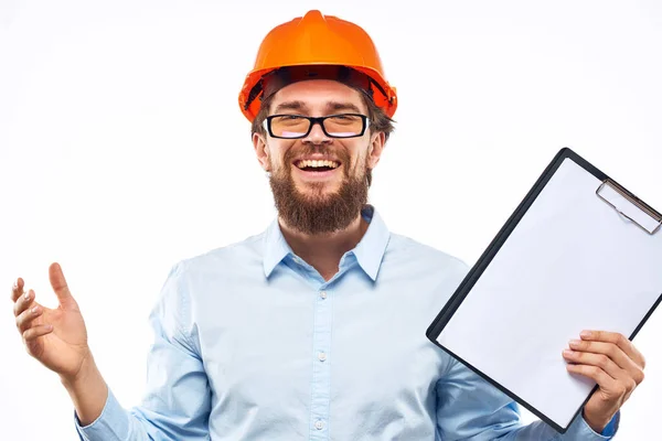 Trabalhadores alegres laranja pintura documentos construção indústria luz fundo — Fotografia de Stock
